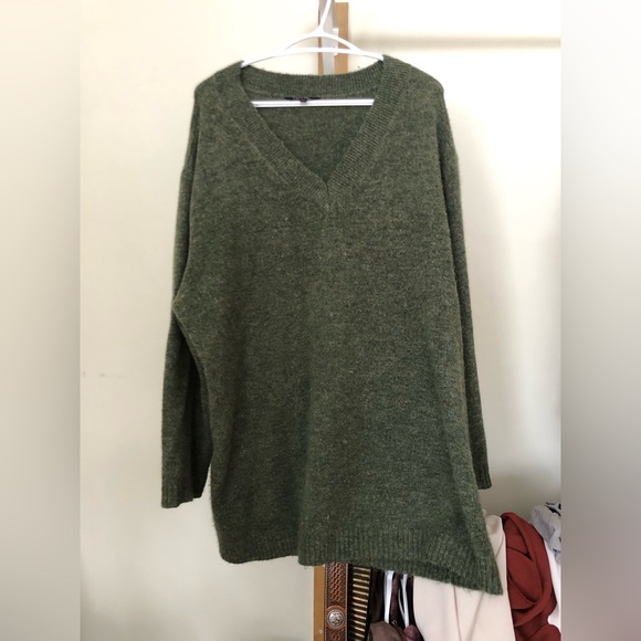 Beautiful green vneck sweater - Picture 1 of 4